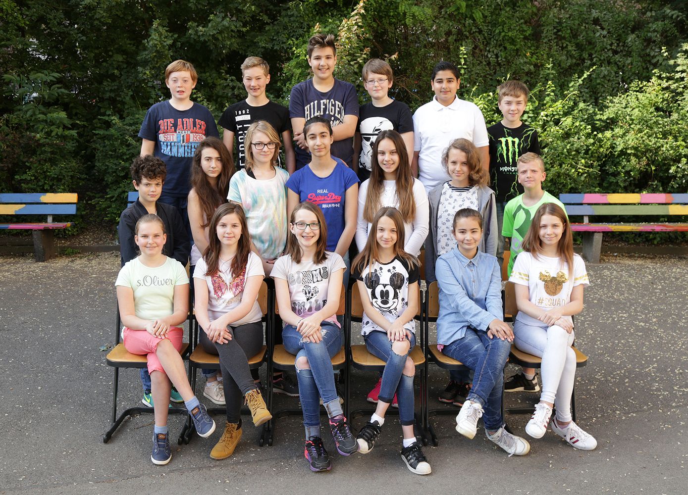 Gruppenbild einer Schulklasse auf einem Hof