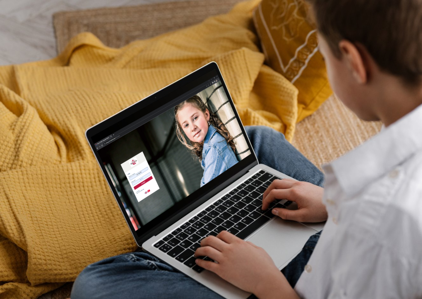 Eine Person mit einem Laptop, die mit einer Website-Anmeldeseite interagiert
